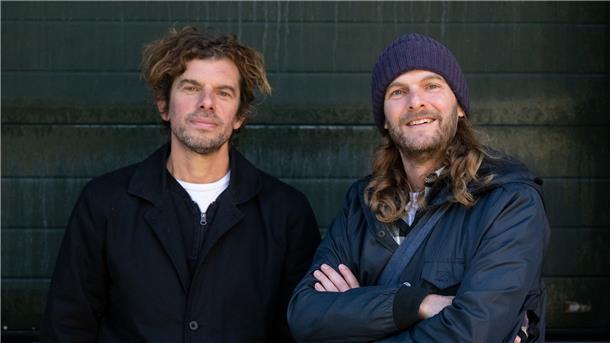 Sänger und Gitarrist Peter Brugger (r) und Bassist Rüdiger „Rüde“ Linhof halten gar nichts von der WM in Katar.