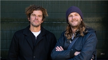 Sänger und Gitarrist Peter Brugger (r) und Bassist Rüdiger „Rüde“ Linhof halten gar nichts von der WM in Katar.