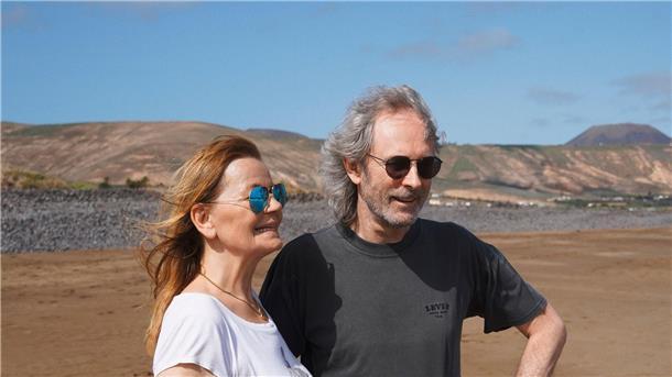 Wolfgang Petry widmet seiner Frau ein Album Sänger Wolfgang Petry mit seiner Frau Rosie am Strand.