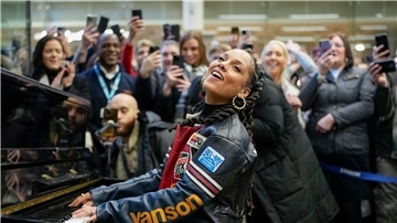Sängerin Alicia Keys bei ihrem Überraschungsauftritt im Bahnhof Kings Cross.