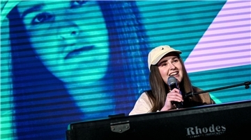 Sängerin Luna beim Bunte New Faces Award Music 2022.
