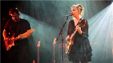 Sängerin Miu und  Gitarrist Magnus Landsberg in der Jahnhalle