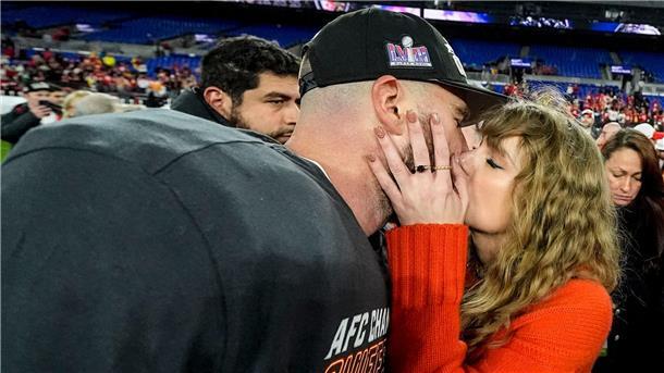 Sängerin Taylor Swift (r) küsst ihren Freund Travis Kelce nach dem NFL-Footballspiel in Baltimore.
