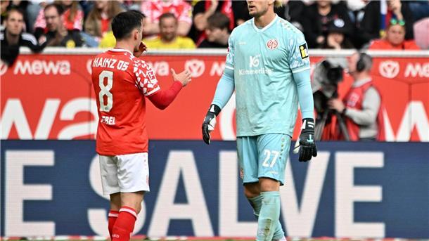 Auch ohne Guirassy: BVB bleibt erster Bayern-Verfolger Sah die Rote Karte: Mainz-Keeper Robin Zentner (r).