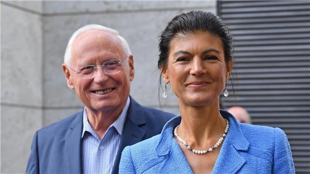 Sahra Wagenknecht, damals nordrhein-westfälische Spitzenkandidatin der Linken für den Bundestag, und ihr Ehemann und Politiker Oskar Lafontaine: Ihre Beziehung wird 2011 öffentlich gemacht.