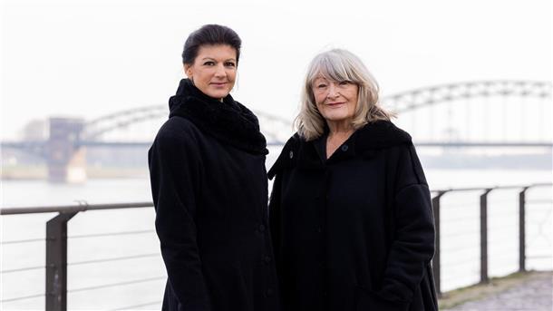 Manifest von Wagenknecht und Schwarzer löst Kontroverse aus Sahra Wagenknecht (Die Linke, l), Politikerin, und Alice Schwarzer, Frauenrechtlerin, stehen im Rheinauhafen in Köln.