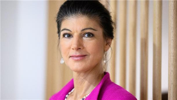 Sahra Wagenknecht steht im Newsroom der Deutschen Presse-Agentur dpa nach einem Interview.