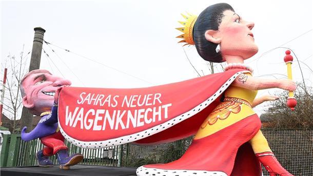 Rosenmontagszüge in Köln, Düsseldorf und Mainz unterwegs „Sahras neuer Wagenknecht“ steht auf dem Umhang einer Figur auf einem Mottowagen beim Rosenmontagszug in Düsseldorf.