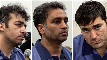 Saleh Mirhaschemi (l-r), Said Jakobi und Madschid Kasemi während ihrer Prozesse. Die Demonstranten sind im Iran nach umstrittenen Prozessen hingerichtet worden.