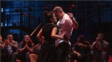 Salma Hayek Pinault (l) als Maxandra Mendoza und Channing Tatum als Mike Lane in einer Szene des Films „Magic Mike’s Last Dance“.