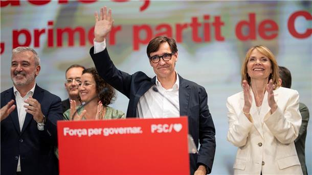 Sánchez Sozialisten von unterlegenen Separatisten abhängig Salvador Illa (M) könnte mit Unterstützung anderer linker Parteien zum Regierungschef gewählt werden.