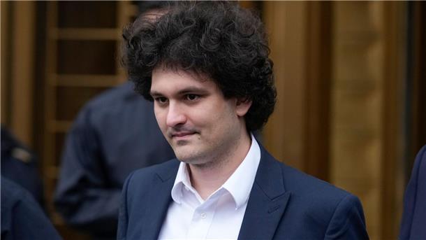 Gründer von Pleite-Kryptobörse FTX beteuert seine Unschuld Sam Bankman-Fried, Gründer der insolventen Kryptobörse FTX, verlässt das Bundesgericht in Manhattan.