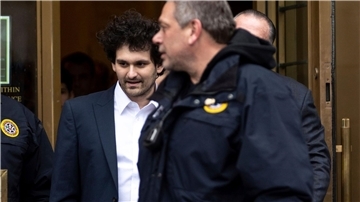 Sam Bankman-Fried (M) wird aus dem US-Bezirksgericht in Manhattan zu seinem Auto geführt.