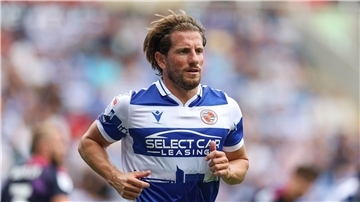 Sam Hutchinson erlitt einen Herzinfarkt - während des Spiels.