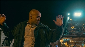 Sam (Malick Bauer) in der Serie, die die Geschichte von Samuel Meffire, dem ersten schwarzen Polizisten Ostdeutschlands, erzählt.