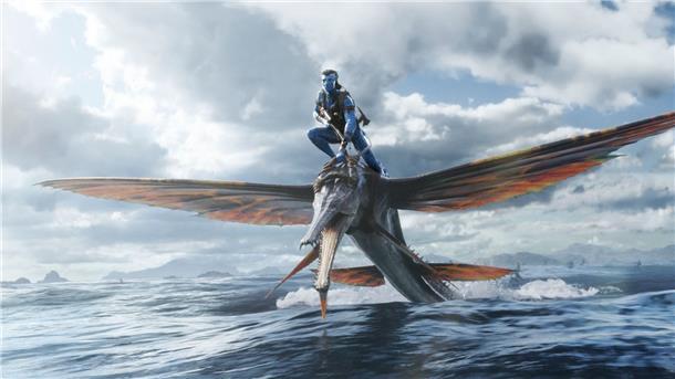 Sam Worthington als Jake Sully in einer Szene des Films „Avatar 2: The Way Of Water“.