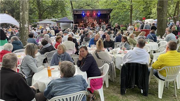 So schön war die Landpartie „Garten & Ambiente“ in Nordenham Samstagabend hat die Nordenhamer Band 3T4Coffee genau die richtige Musik zum Ausklang des ersten Veranstaltungstages im Programm. Sehr viele Menschen sind gekommen, um zuzuhören.