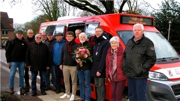 Samtgemeindebürgermeister Henning Fricke und Wirtschaftsförderer Christoph Reuther gratulieren dem Bürgerbusverein zum runden Geburtstag. 