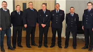 Samtgemeindebürgermeister Oliver Moje (links) und Gemeindebrandmeister Harald Cordes (rechts) bedankten sich bei Jürgen Bellmann, Markus Pfeiffer, Jürgen Mehrtens, Jochen Becker und Karlheinz Görke (von links) für ihr langjähriges Engagement im Feuerwehrkommando.