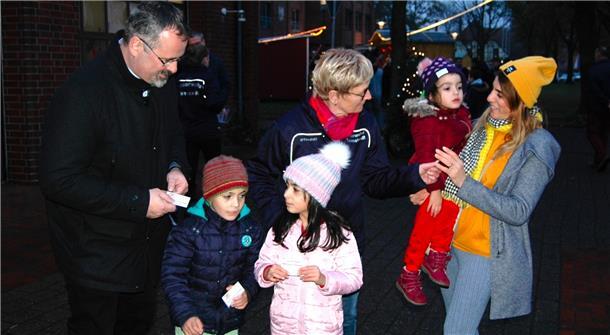 Das Foto zeigt Menschen auf dem Weihnachtsmarkt. 