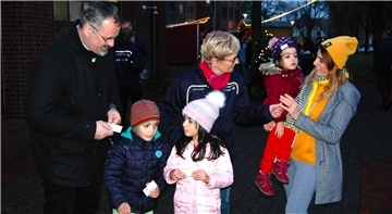 Das Foto zeigt Menschen auf dem Weihnachtsmarkt. 
