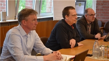 Samtgemeindebürgermeister Stephan Meyer (von links), der Ausschussvorsitzende Marco Noetzelmann und Fachbereichsleiter Carsten Oetjen berichteten über die Pläne für die Ganztagsbetreuung für Grundschüler ab dem Sommer 2026.