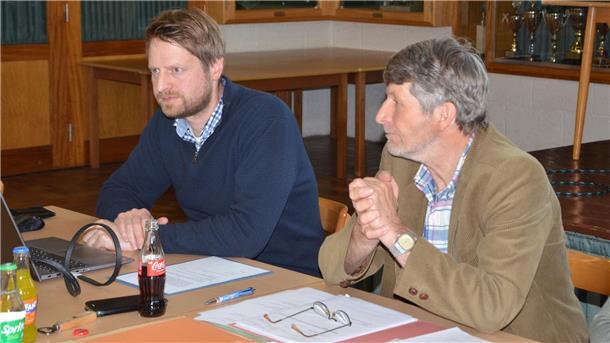 Samtgemeindekämmerer Marcus Bröcker (links) stellte am Montagabend den Gemeindehaushalt vor. Bürgermeister Johannes König (rechts) musste zudem über neue Grundsteuer-Hebesätze sprechen.