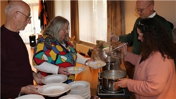 Samuel Elsner und Susanne Kaiser-Eikmeier geben das Essen an die anderen Helfer aus. Angela Knapp und Rolf Massa bringen es den Gästen an den Tisch. „Jeder, der zu uns kommt, soll sich einmal wie in einem Restaurant fühlen“, sagt Angela Knapp.