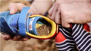 Sand in Kinderschuhen ist keine Seltenheit. Aber ist das Phänomen gefährlich?
