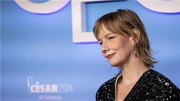 Sandra Hüller gewinnt für ihre Leistung in „Anatomie eines Falls“ den französischen César-Filmpreis als beste Schauspielerin.