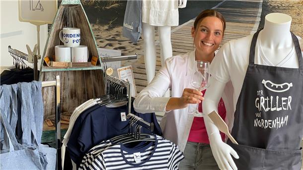 Souvenirs aus Nordenham: Wie der Glöckner zum Griller wurde Sandra Jankowsky präsentiert einige der Nordenham-Souvenirs, die es bei NMT gibt.
