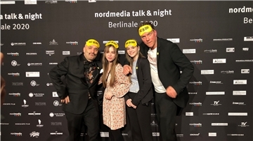 Sandro Giampietro (von links) mit seinen Töchtern Julia und Gina sowie Schauspieler Helge Tramsen auf der „nordmedia talk & night 2020“ in Berlin.