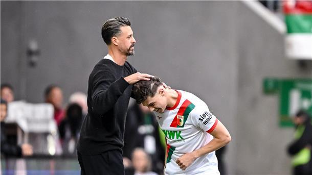 Sandro Wagner tätschelt Mert Kömür, den besten Augsburger, nach dessen 2:0.