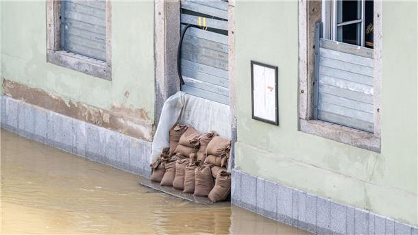 Sandsäcke sollen schützen.