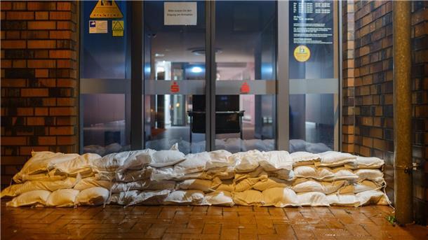 Hochwassergefahr steigt in mehreren Bundesländern Sandsäcke vor dem Eingang der Sparkasse Rodenberg in Niedersachsen.