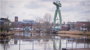 Sanierungsstau an Bremerhavens Kajen: Blick auf die Kaje vom Kapitänsviertel Richtung Rickmerskran. Foto: Hartmann