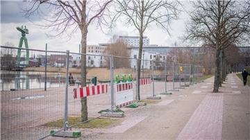 Blick auf Kran und Absperrung