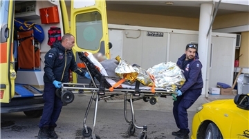 Sanitäter verlegen einen Überlebenden eines Schiffsunglücks in ein Krankenhaus auf Lesbos.