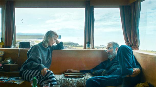 Saoirse Ronan (links) als Rona und Stephen Dillane als Andrew in einer Szene des Films „The Outrun“.
