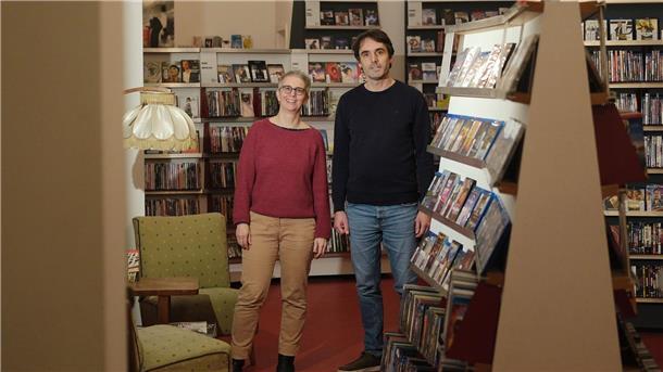 Stöbern statt Streamen: Videothek-Comeback bei der Gen Z? Sara Binay und Stan-Oliver Schoch, Mitarbeiter des Filmkunstvereins Format, stehen in der Videothek in Halle.