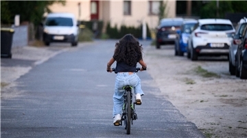 Sara fährt mit einem Fahrrad auf einer Straße in Berlin-Spandau. Die 12-jährige Gymnasiastin hat die häufigste Art von Kinderrheuma (juvenile idiopathische Arthritis).