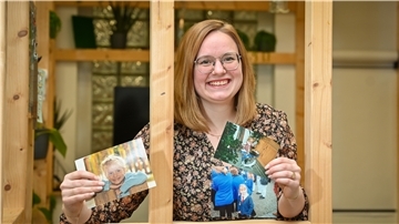 Sarah Käthe Ackermann in der Kreativwerkstatt der NORDSEE-ZEITUNG.