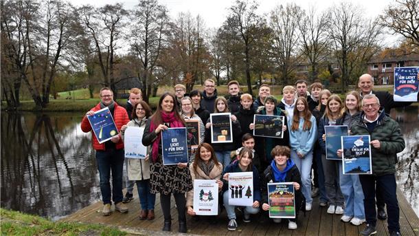 Sarah Kramer (vorne links) mit Vertretenden der Kirchengemeinden sowie Schülerinnen und Schüler der Ostetalschule, die die Plakatgestaltung übernommen haben und Kunstlehrerin Claudia Helfrich (sitzend vorne links).