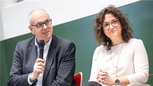 Regierungskonferenz zu Nachhaltigkeit Sarah Ryglewski, Staatsministerin beim Bundeskanzler, und Andreas Bovenschulte, Bremer Bürgermeister.