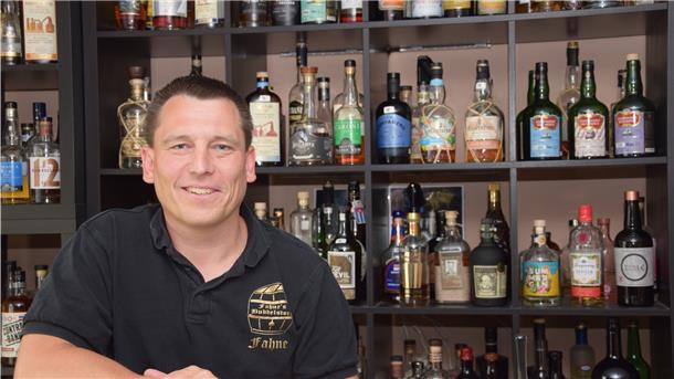 Sascha Fähnders ist Inhaber von „Fahnes Buddelstore“. Er besitzt über 350 Flaschen, die in seinem kleinen Laden erhältlich sind.