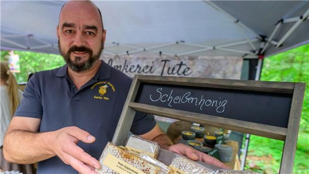 Wacholder-Gin und „FrikHEIDElle“ bei der 2. Heidjer.ART Sascha Tute, Hobby-Imker, zeigt sogenannten Scheibenhonig. Mit der Heideblüte beginnt die Hochsaison rund um Lüneburg.