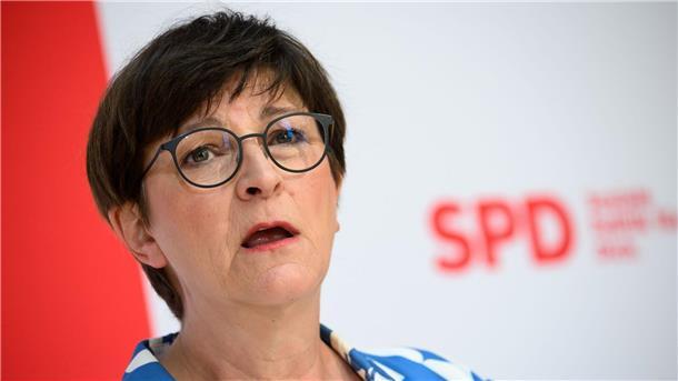 SPD-Co-Vorsitzende Esken sieht in Bremen-Wahl Warnsignal Saskia Esken (SPD) spricht.