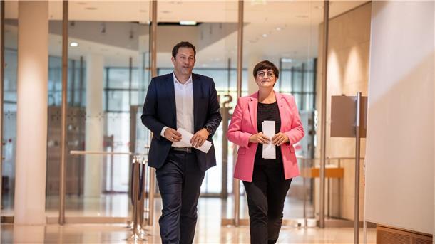 Klingbeil und Esken wollen SPD-Doppelspitze bleiben Saskia Esken und Lars Klingbeil, beide SPD Co-Vorsitzende, kommen zu einer Pressekonferenz nach den Gremiensitzungen der SPD Bundesspitze.
