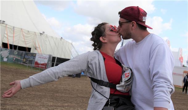 Saskia und Marcus lassen die Schmetterlinge auch auf dem Deichbrand fliegen. Kennen und lieben gelernt haben sich die beiden Papenburger 2022 auf dem Hurricane.