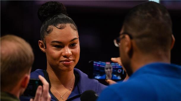 Sabally nach Schröders Kritik: „Da hat Dennis schon Recht“ Satou Sabally spricht vor dem Spiel mit Journalisten.